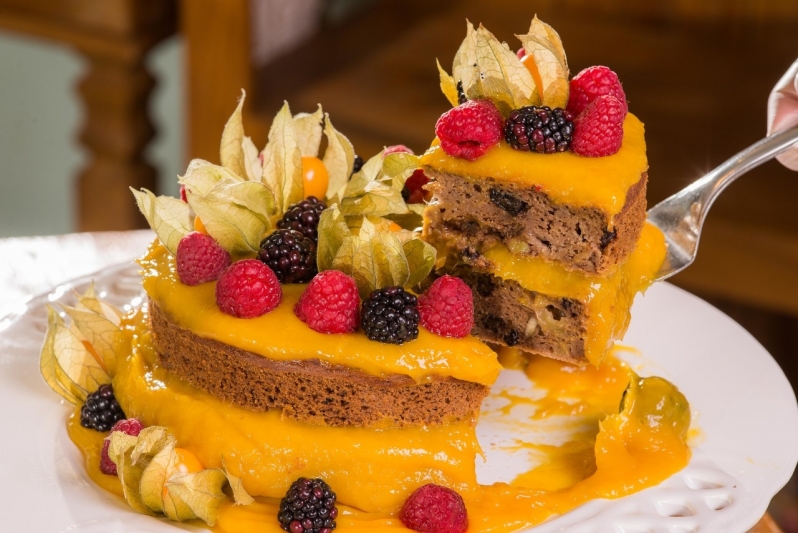 Naked Cake com Morangos Morumbi - Naked Cake de Chocolate