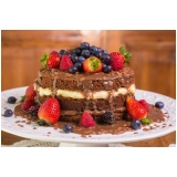 naked cake com morangos